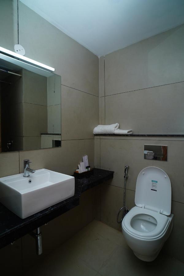 Hotel Rr Galaxy Gurgaon Zewnętrze zdjęcie