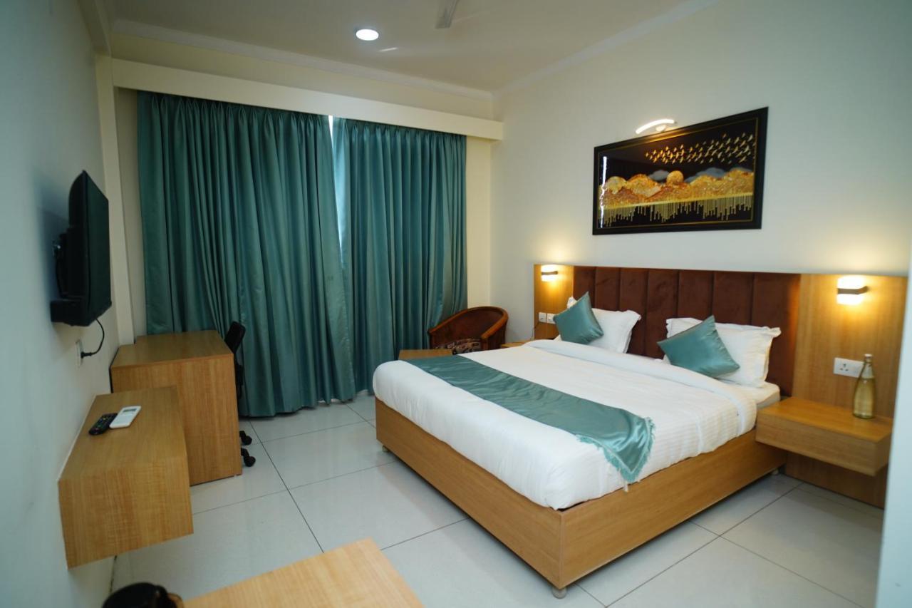 Hotel Rr Galaxy Gurgaon Zewnętrze zdjęcie