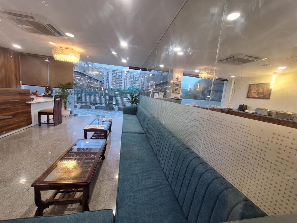 Hotel Rr Galaxy Gurgaon Zewnętrze zdjęcie