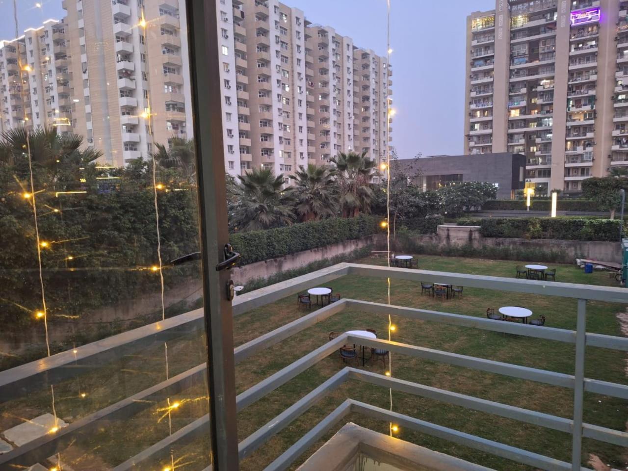 Hotel Rr Galaxy Gurgaon Zewnętrze zdjęcie