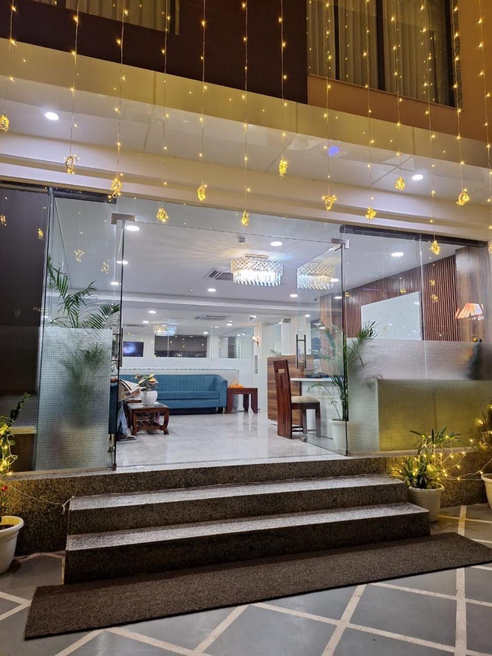 Hotel Rr Galaxy Gurgaon Zewnętrze zdjęcie