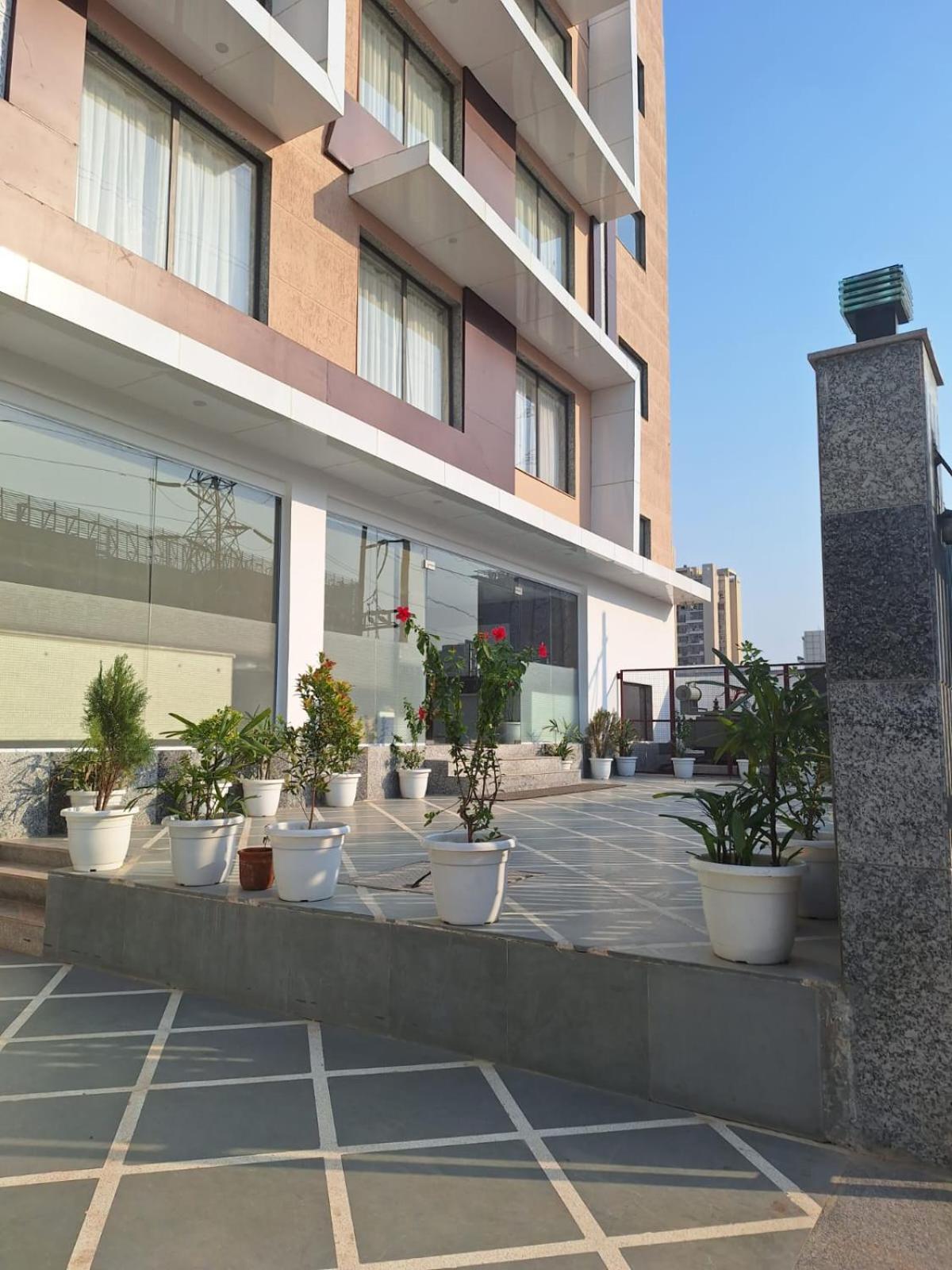 Hotel Rr Galaxy Gurgaon Zewnętrze zdjęcie