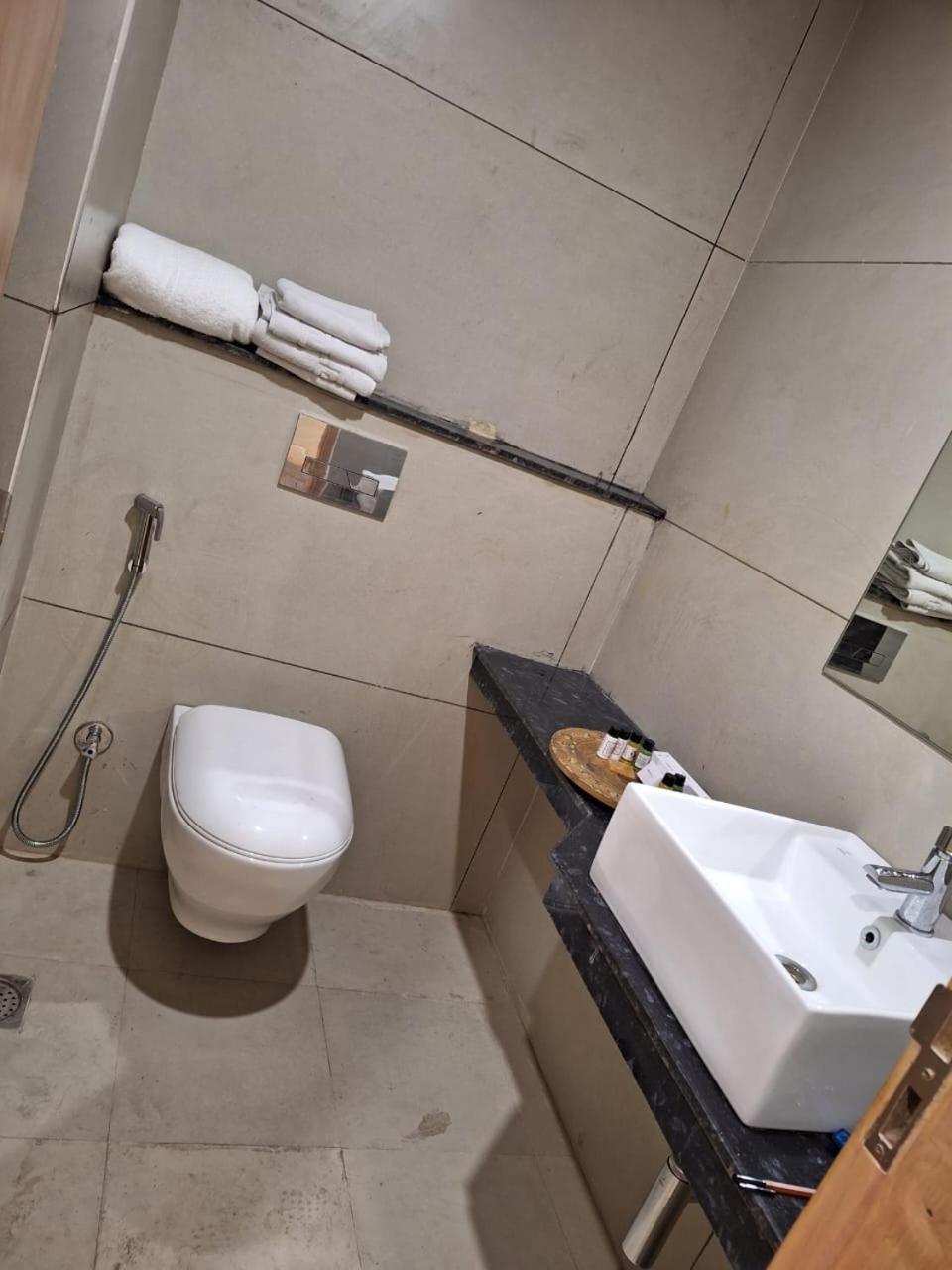 Hotel Rr Galaxy Gurgaon Zewnętrze zdjęcie